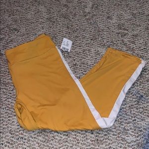 🌎donated 🌎NWT Eye Candy Capri Leggings